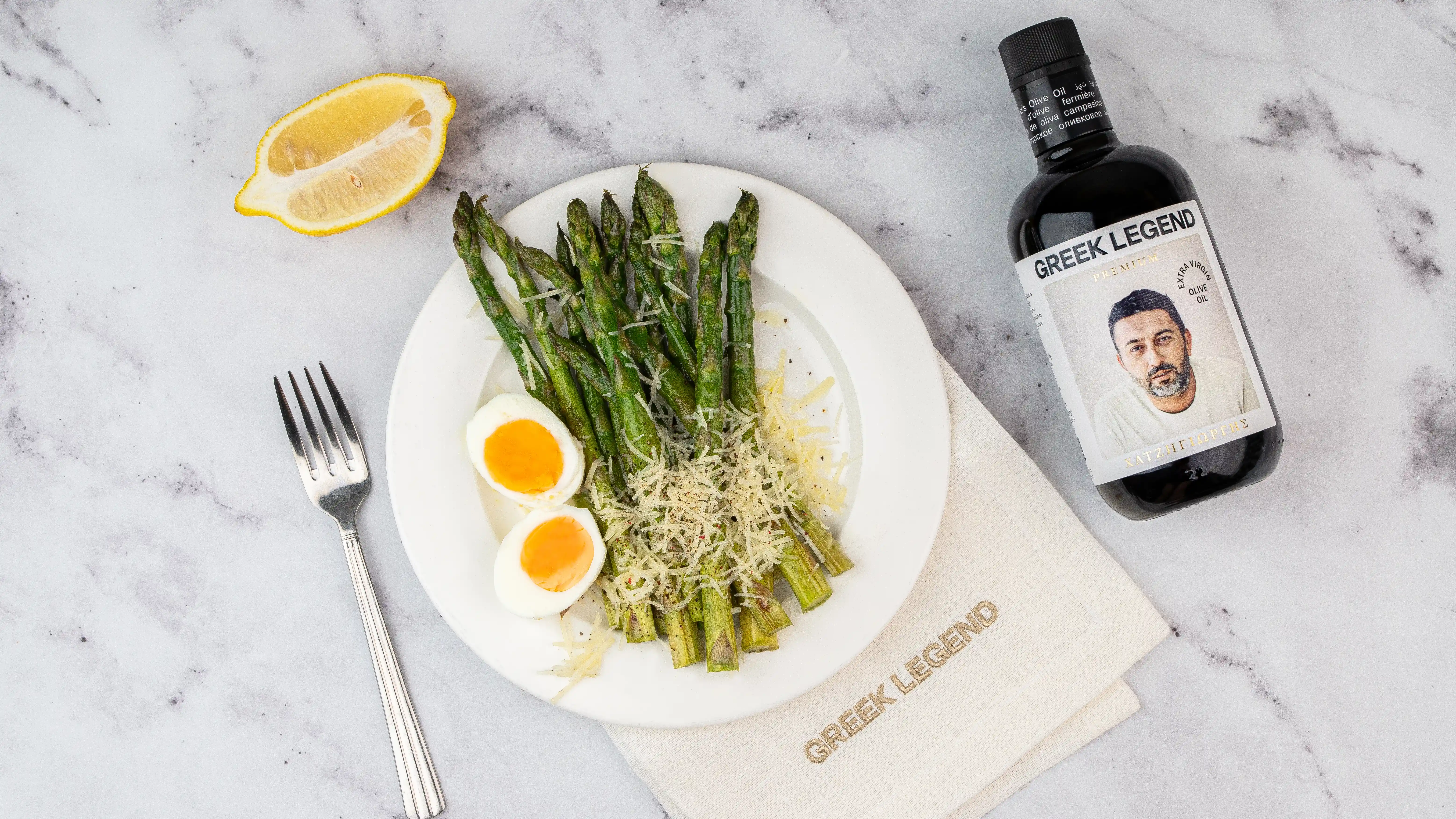 Салат из спаржи на гриле с оливковым маслом и пармезаном