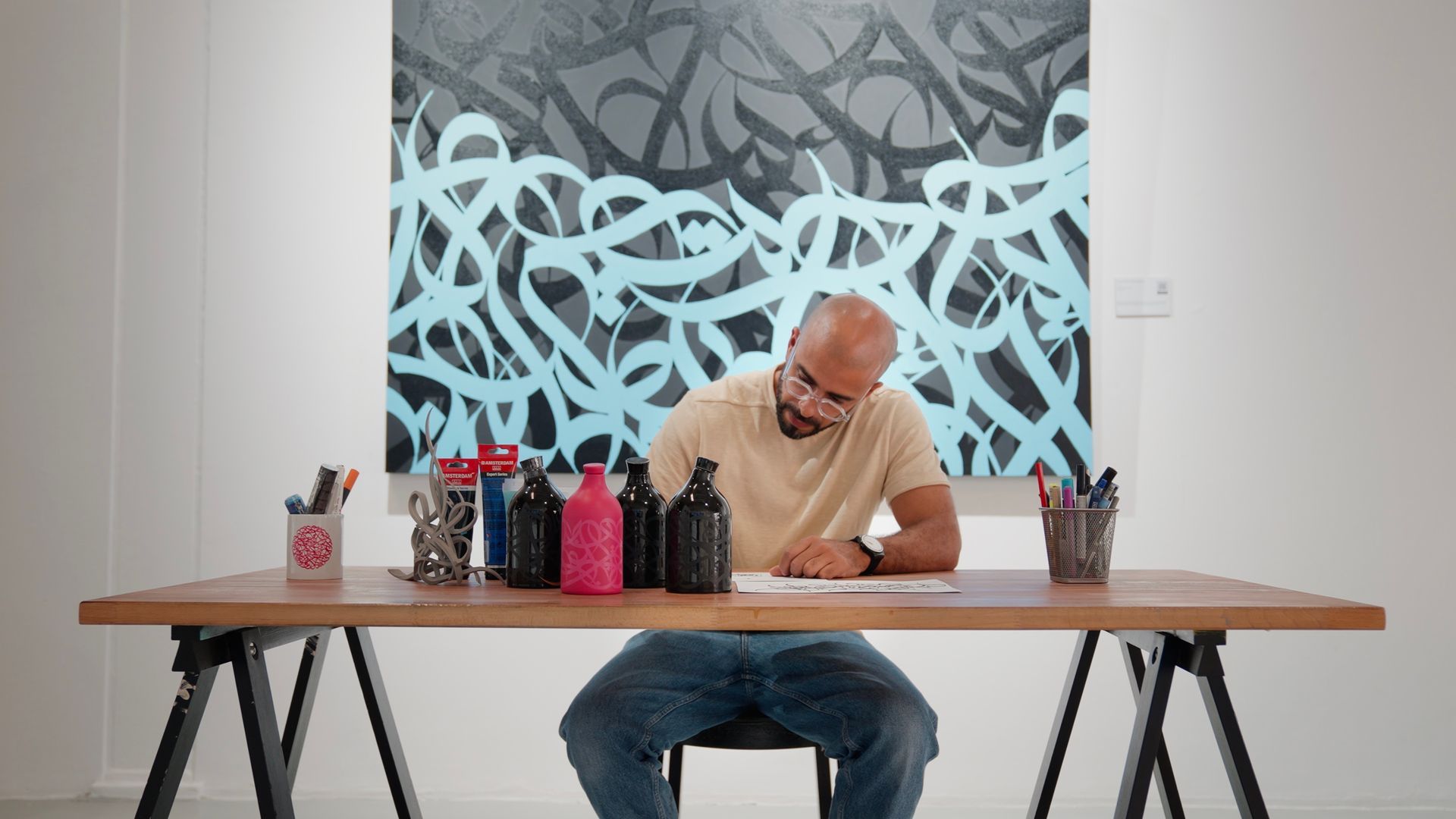 Как художник eL Seed переносит искусство на бутылку