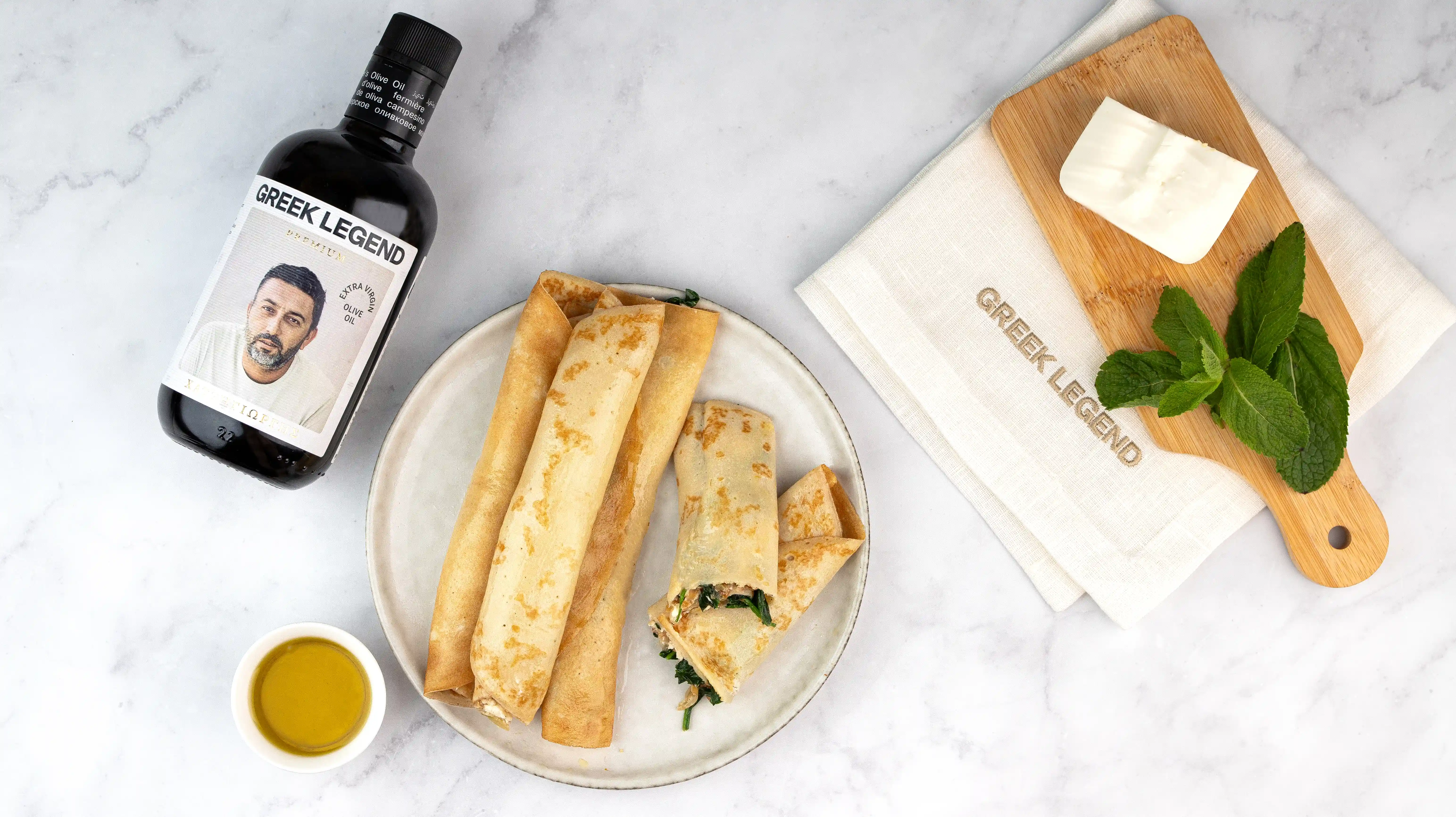 Пикантные блинчики на оливковом масле с карамелизированным луком, шпинатом и фетой